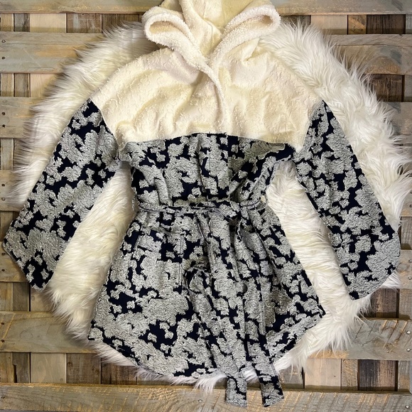 EUC. Lilka {Anthro} Textured Navy Blue & Cream Bathrobe + Pocket | XS · Small - Picture 4 of 15